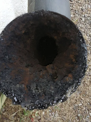 Conduit de cheminée encrassé avant ramonage dans les Alpes-de-Haute-Provence