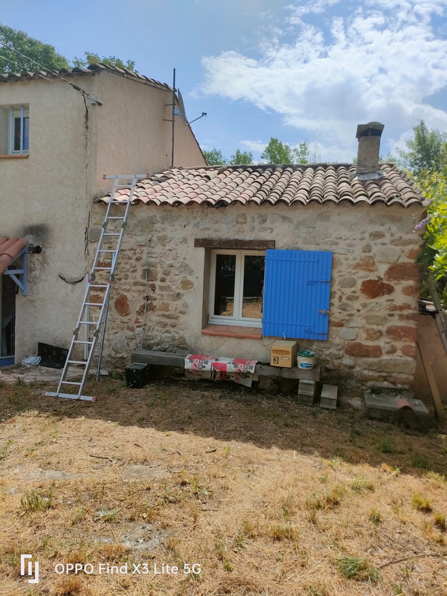 Maison en pierres et toiture en tuiles anciennes avant rénovation