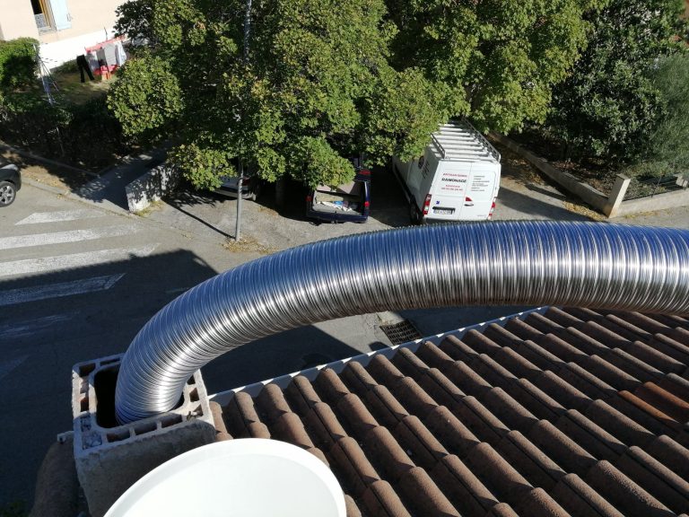 Insertion d'un tubage flexible inox dans un conduit de cheminée