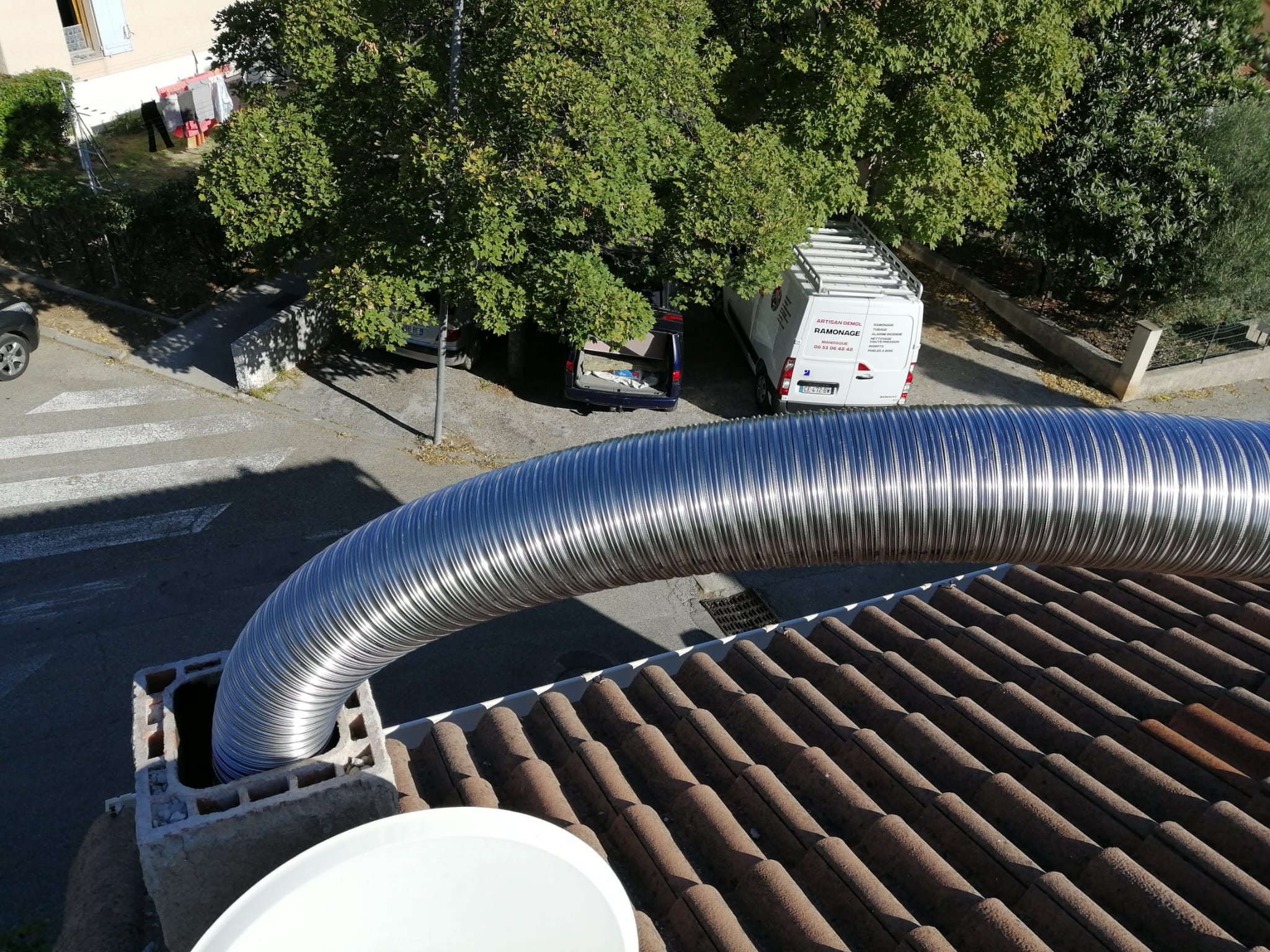 Insertion d'un tubage flexible inox dans un conduit de cheminée