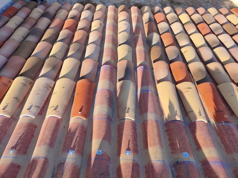 Rénovation d'une toiture traditionnelle en tuiles canal triées à la teinte par Artisan Demol.