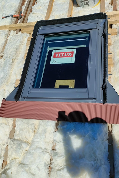 Pose d'une fenêtre de toit Velux dans les Alpes-de-Haute-Provence