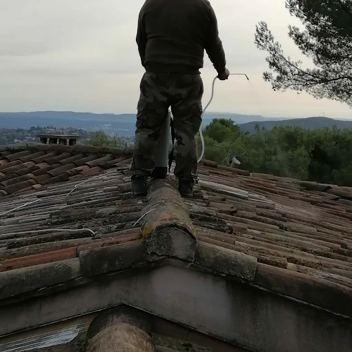 Application d'un traitement de protection sur une toiture à Manosque